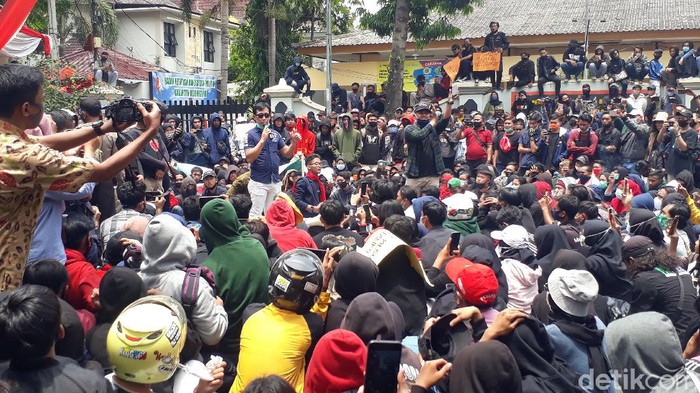 Aksi penolakan UU omnibus Law di Bojonegoro