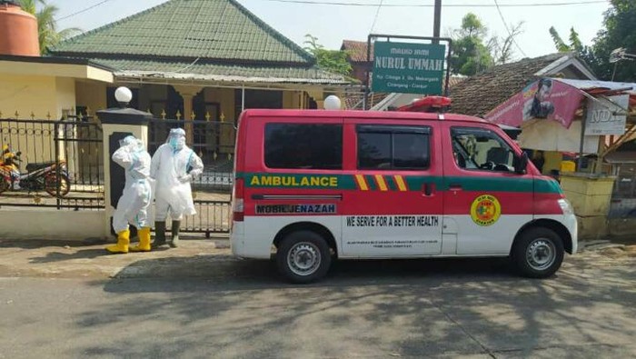 Ambulans Bawa Jenazah Positif Corona di Cianjur