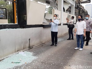 Anies Cek Halte Tosari yang Dirusak Massa Rusuh Demo Omnibus Law