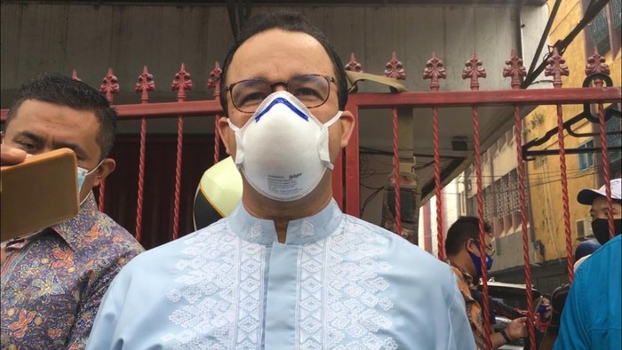 Anies Baswedan saat meninjau Grand Theater Senen yang terbakar