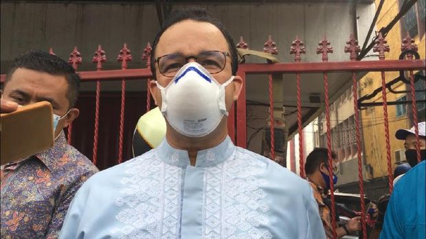 Anies Baswedan saat meninjau Grand Theater Senen yang terbakar