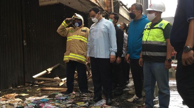 Anies Baswedan saat meninjau Grand Theater Senen yang terbakar