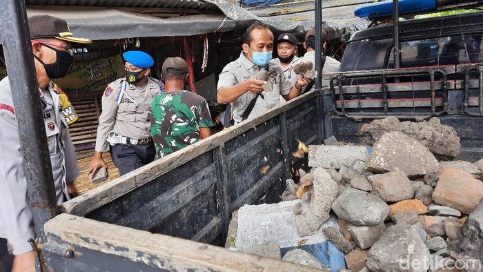 Antisipasi Aksi Anarkis, Polisi Situbondo Ramai-ramai Bersihkan Batu di Lokasi Demo Omnibus Law
