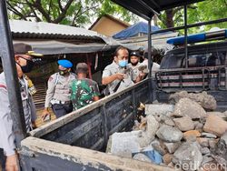Antisipasi Anarkis Jelang Demo Omnibus Law, Polisi Situbondo Bersihkan Batu