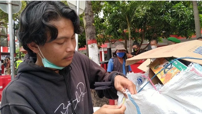 Ari, Kumpulkan Teman Buat Bersihkan Sampah Demo Omnibus Law