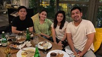 Sepertinya Adit Jayusman juga tidak baru-baru ini mengenal Ayu Ting Ting dan keluarganya. Beberapa foto kedekatan mereka ternyata sudah beredar sejak lama. Foto: Dok. Instagram