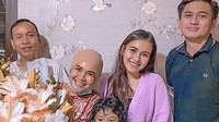 Nama Adit Jayusman terdengar ketika ibunda Ayu Ting Ting, Umi Kalsum, merayakan ulang tahunnya, beberapa waktu lalu. Foto: Dok. Instagram