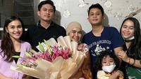 Adit Jayusman mencuri perhatian pada momen Umi Kalsum ulang tahun, ia terlihat berbaju hitam. Foto: Dok. Instagram