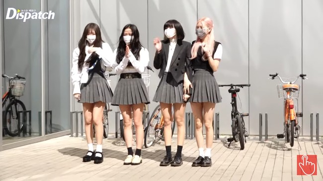 Blackpink akan menjadi bintang tamu dalam variety show Knowing Brothers. Para fotografer pun mengabadikan momen mereka yang akan melakukan proses syuting. Sesuai dengan tema acara, keempat personel tampil mengenakan kostum seragam sekolah. Foto: YouTube Dispatch