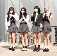 Blackpink akan menjadi bintang tamu dalam variety show Knowing Brothers. Para fotografer pun mengabadikan momen mereka yang akan melakukan proses syuting. Sesuai dengan tema acara, keempat personel tampil mengenakan kostum seragam sekolah. Foto: YouTube Dispatch