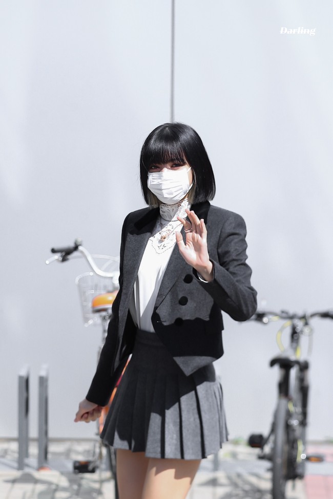 Gaya seragam Lisa Blackpink juga dipuji para netizen. Berbeda dengan Jisoo yang tampak ultra feminin, idol asal Thailand ini terlihat lebih sophisticated dengan blus berenda berkerah tinggi dan jas berpotongan crop. Foto: Dok. Fansite