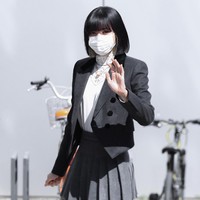 Gaya seragam Lisa Blackpink juga dipuji para netizen. Berbeda dengan Jisoo yang tampak ultra feminin, idol asal Thailand ini terlihat lebih sophisticated dengan blus berenda berkerah tinggi dan jas berpotongan crop. Foto: Dok. Fansite