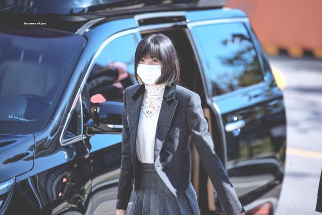 Seperti Jisoo, penampilan Lisa juga dipercantik dengan brand mewah yang mensponsorinya yakni BVLGARI. Ia mengenakan kalung dan gelang dari koleksi B.zerol di mana Lisa jadi modelnya. Foto: Dok. Fansite