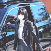 Seperti Jisoo, penampilan Lisa juga dipercantik dengan brand mewah yang mensponsorinya yakni BVLGARI. Ia mengenakan kalung dan gelang dari koleksi B.zerol di mana Lisa jadi modelnya. Foto: Dok. Fansite