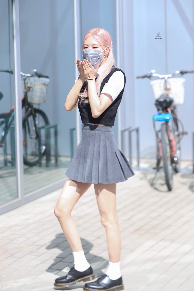 Sementara Rose Blackpink tampil lebih kasual dari rekan-rekannya. Dari foto yang beredar, Rose tampak mengenakan sweater crop berwarna hitam yang bisa dijadikan inspirasi bagi para siswa yang ingin lebih gaya tapi tidak berlebihan.  Foto: Dok. Fansite