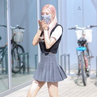 Sementara Rose Blackpink tampil lebih kasual dari rekan-rekannya. Dari foto yang beredar, Rose tampak mengenakan sweater crop berwarna hitam yang bisa dijadikan inspirasi bagi para siswa yang ingin lebih gaya tapi tidak berlebihan.  Foto: Dok. Fansite