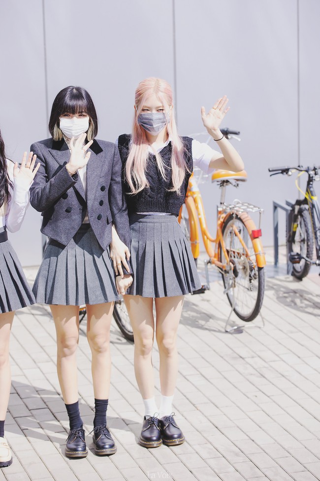 Vest tersebut berasal dari brand CURETTY seharga $64 atau sekitar Rp 941 ribuan. Luaran itu dipadukan dengan blus putih lengan pendek berpotongan menggembung. Foto: Dok. Fansite