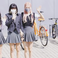 Vest tersebut berasal dari brand CURETTY seharga $64 atau sekitar Rp 941 ribuan. Luaran itu dipadukan dengan blus putih lengan pendek berpotongan menggembung. Foto: Dok. Fansite