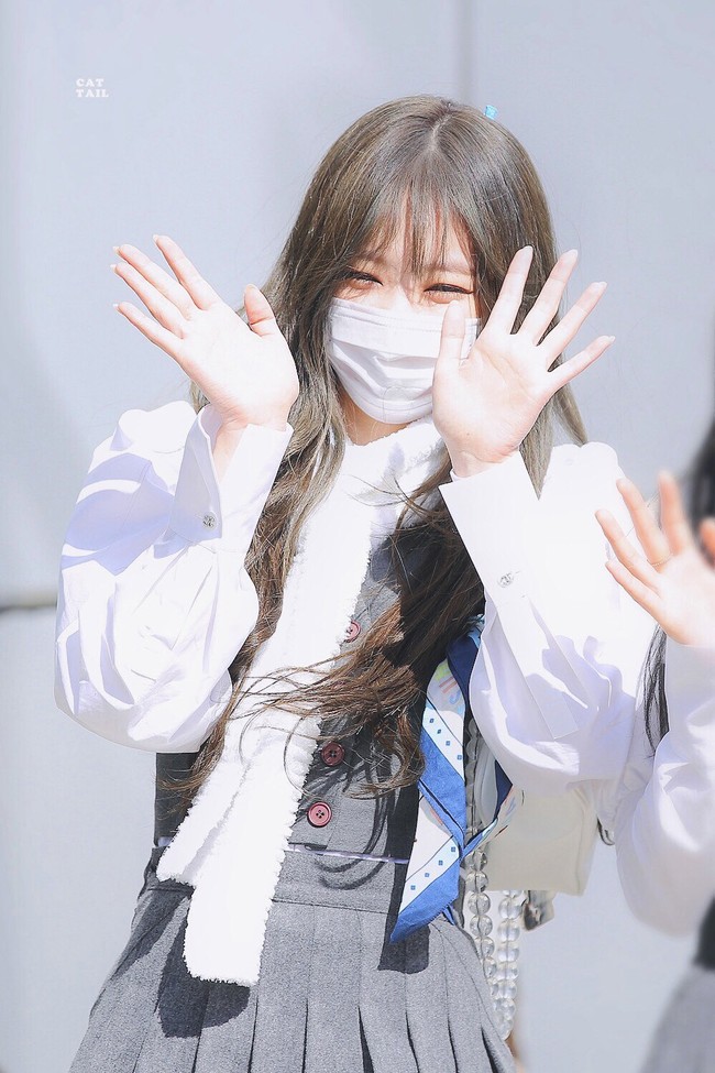 Sementara Jennie Blackpink tampak beda dengan poni dan rambut panjang blus lengan panjang dan vest yang berkesan formal. Namun ia menambahkan syal putih yang memberi sentuhan cute. Foto: Dok. Fansite