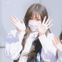 Sementara Jennie Blackpink tampak beda dengan poni dan rambut panjang blus lengan panjang dan vest yang berkesan formal. Namun ia menambahkan syal putih yang memberi sentuhan cute. Foto: Dok. Fansite