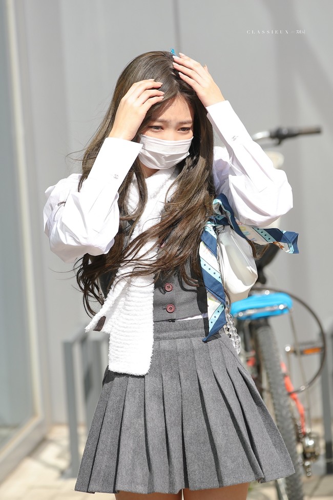 Berbeda dengan yang lain, Jennie membawa tas kecil dengan detail scarf sehingga tampak chic. Foto: Dok. Fansite