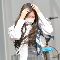 Berbeda dengan yang lain, Jennie membawa tas kecil dengan detail scarf sehingga tampak chic. Foto: Dok. Fansite