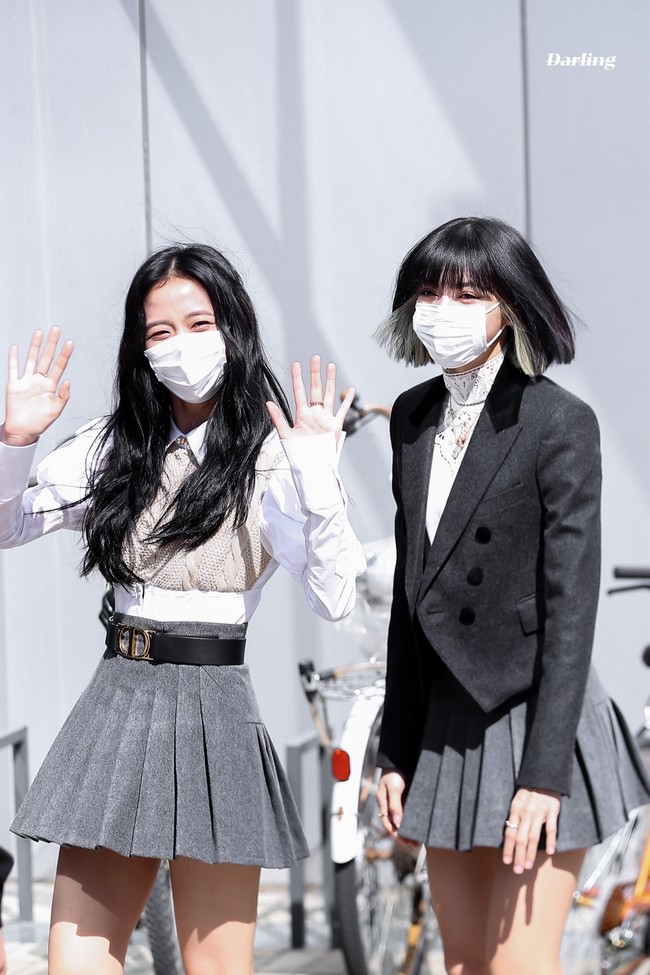 Dalam Knowing Brothers, para bintang tamu dan pengisi acara memang diceritakan sebagai murid-murid sekolah. Jika biasanya para tamu yang hadir mengenakan seragam yang serupa, Blackpink tentu ingin berbeda. Bisa dilihat jika mereka memodifikasi seragam sehingga terlihat stylish dan mahal. Foto: Dok. Fansite