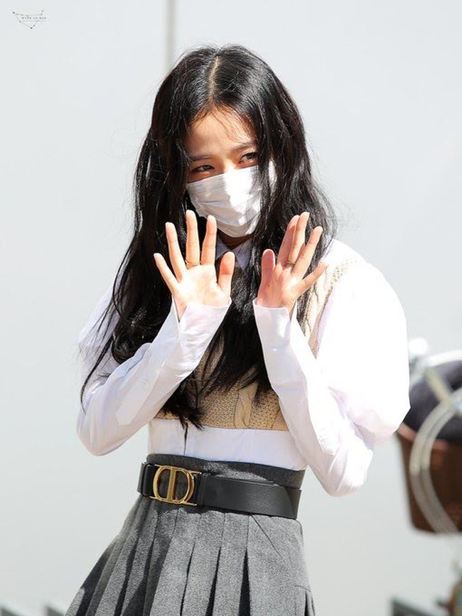 Salah satu gaya seragam yang paling menarik perhatian adalah milik Jisoo. Idol yang akan bermain drama bersama Jung Hae In ini menggunakan atasan dengan aksen vest berpotongan crop dan ikat pinggang Dior. Foto: Dok. Fansite