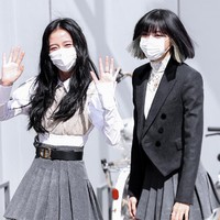 Dalam Knowing Brothers, para bintang tamu dan pengisi acara memang diceritakan sebagai murid-murid sekolah. Jika biasanya para tamu yang hadir mengenakan seragam yang serupa, Blackpink tentu ingin berbeda. Bisa dilihat jika mereka memodifikasi seragam sehingga terlihat stylish dan mahal. Foto: Dok. Fansite