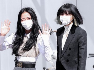 Blackpink Pakai Seragam Stylish di Knowing Bros, Ini Detail dan Harganya