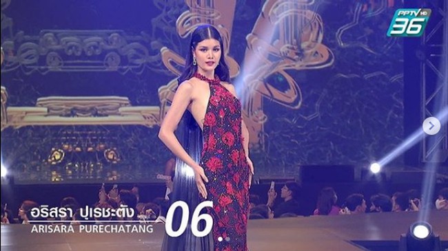 Seperti dikutip dari eva.vn, kostum nasional yang dipakai Bam Arisara itu terinspirasi dari tokoh dalam literatur Thailand bernama Nang Phisua Samut. Sosok tersebut patungnya hadir di kawasan Koh Samet, Thailand. Kostum yang dipakai Arisara ini sesuai dengan tema yang diberikan pihak penyelenggara yaitu mengenai Girls in Thai Literature. Foto: Instagram @babyarisra