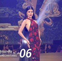 Seperti dikutip dari eva.vn, kostum nasional yang dipakai Bam Arisara itu terinspirasi dari tokoh dalam literatur Thailand bernama Nang Phisua Samut. Sosok tersebut patungnya hadir di kawasan Koh Samet, Thailand. Kostum yang dipakai Arisara ini sesuai dengan tema yang diberikan pihak penyelenggara yaitu mengenai Girls in Thai Literature. Foto: Instagram @babyarisra