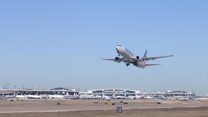 Bandara Internasional Dallas-Fort Worth Dallas, Texas, USA - November 12, 2015: American Airlines airplanetaking off at Dallas - Ft Worth (DFW) Airport in Texas.