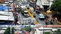 Di masa kepemimpinan Anies menjabat Gubernur DKI Jakarta, Jalan Jatibaru Raya di depan Stasiun Tanah Abang ditutup untuk PKL. Foto sebelum (atas) diambil pada Kamis (21/12) sore. Jalan Jatibaru Raya di depan Stasiun Tanah Abang saat belum ditutup. Sementara itu, foto sesudah (bawah) diambil pada Jumat (22/12) pukul 09.45 WIB. Jalan Jatibaru Raya sudah steril dari kendaraan pribadi. dok.Detikcom  