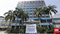 Puncak penutupan Hotel Alexis terjadi pada Maret 2018. Anies menerjunkan 30 personel Satuan Polisi Pamong Praja (Satpol PP) wanita ke Hotel Alexis, Jakarta Utara. Anies menugasi mereka memastikan Alexis tutup total. Anies menegaskan penutupan total Alexis disebabkan pelanggaran yang ditemukan. Dari pemeriksaan, ada praktik prostitusi dan perdagangan manusia. dok. CNN Indonesia  