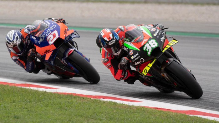 BARCELONA, SPAIN - SEPTEMBER 27: Bradley Smith of Great Britain and Aprilia Racing Team leads Iker Lecuona of Spanish and Team KTM Tech 3 during the MotoGP race during the MotoGP of Catalunya: Race during the MotoGP of Catalunya at Circuit de Barcelona-Catalunya on September 27, 2020 in Barcelona, Spain. (Photo by Mirco Lazzari gp/Getty Images)