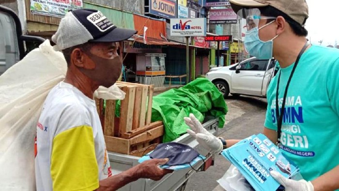 BUMN Terus Bergerak Ajak Adaptasi Kebiasaan Baru Pegawai PT Bank Tabungan Negara (Persero) Tbk. bersama Satgas Provinsi Bengkulu membagikan 5.000 masker kain di Kota Bengkulu, Jumat (9/10). Bank BTN membagikan masker di 10 lokasi di Provinsi Bengkulu di antaranya di Bengkulu Selatan, Kaur, Kepahiang, hingga Seluman. Kegiatan tersebut digelar dalam rangka pelaksanaan Sosialisai Adaptasi Kebiasaan Baru untuk meningkatkan kesadaran masyarakat atas pentingnya melakukan pencegahan penyebaran Covid-19. Kegiatan sosialisasi tersebut digelar serentak bersama Kementerian BUMN melalui kampanye BERSAMA BUMN, LINDUNGI NEGERI di 34 Provinsi di Indonesia.