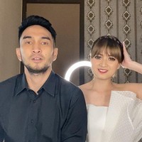 Chika Jessica dan Amec masih proses pendekatan agar bisa lebih mengenal satu sama lainnya. Mereka tak mau sesumbar mengenai kabar pernikahan.Ya setiap orang sih penginnya serius, cuma dengan adanya foto prewedding itu bikin orang asumsinya cepat nikah. Ya aku sih pengin, cuma semuanya lagi proses, masih tahap pengenalan satu sama lain, pungkas Chika Jessica. Foto: Dok. Instagram @chikajessica88.