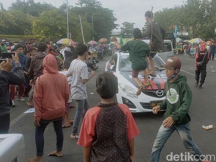 demo buruh tolak omnibus law rusuh