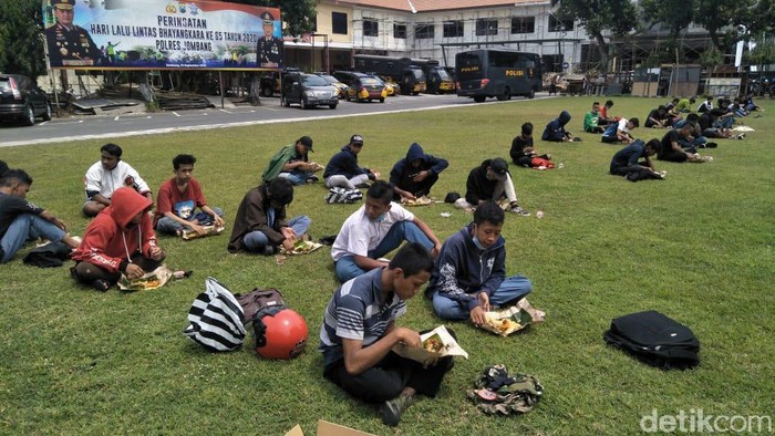 demo buruh tolak omnibus law