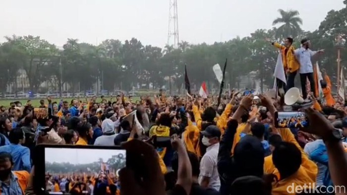 Demo mahasiswa di depan kantor Gubernur Sumsel (Raja Adil/detikcom)