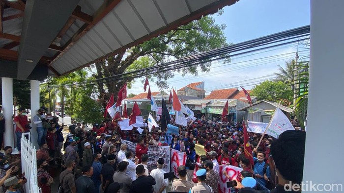Demo mahasiswa kuningan di dprd soal ponpes limbah