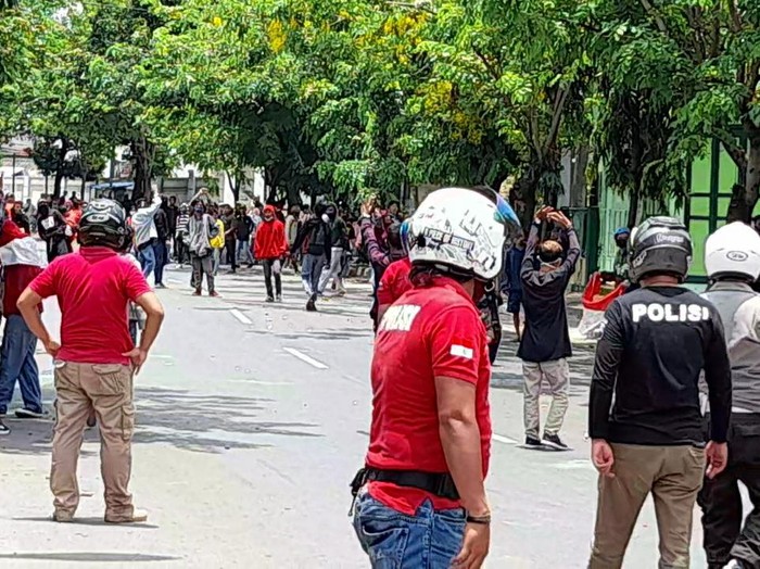 Demo Omnibus Law di Brebes diwarnai kericuhan dan gas air mata, Jumat (9/10/2020).