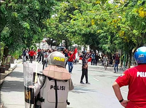 Demo Omnibus Law di Brebes diwarnai kericuhan dan gas air mata, Jumat (9/10/2020).