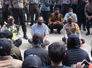 Pendemo di Lamongan Sukses Tekan DPRD Tanda Tangan Penolakan Omnibus Law
