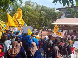 Demo Omnibus Law di Nganjuk, Mahasiswa Kirim Keranda Jenazah ke DPRD