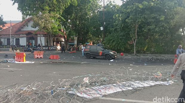 demo omnibus law di surabaya