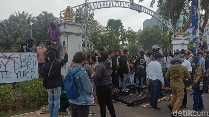 demo omnibus law di surabaya