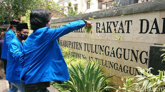 demo omnibus law di tulungagung