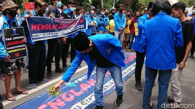 demo omnibus law di tulungagung